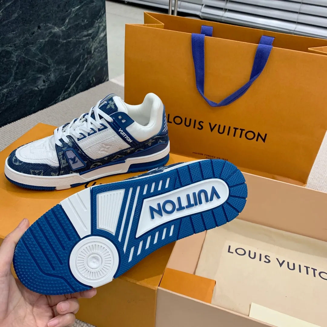 👟👟Ex-factory price 840👟👟 Women's Shoes Factory Purchasing Level ✈️ LV Trainer Latest series of couple's sports shoes Super handsome denim new style, great-looking ~ A must-have item for fashionistas The upper is the top embossed grained calfskin in the market Original open molded T👟👟Ex-factory price U outsole, texture is the same as the original version Please look for our quality Please pay attention to distinguish the currency materials on the market Men's size: 39-45 Women's size: 35-40 ⚠️Full set of packaging (exclusive z👟👟factory price level anti-theft buckle cannot be sold once disassembled)